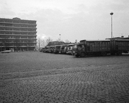 850461 Afbeelding van enkele veetransportwagens op het parkeerterrein bij de Veemarkt (Croeselaan) te Utrecht, kort ...